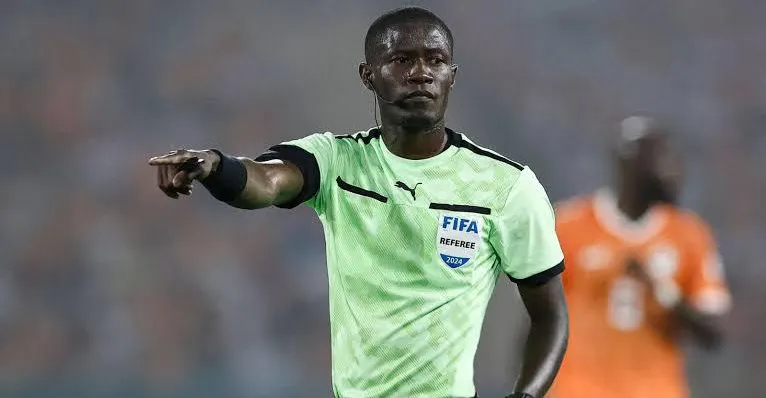 حكم غابوني يقود لقاء العراق والبحرين في بطولة كأس العرب