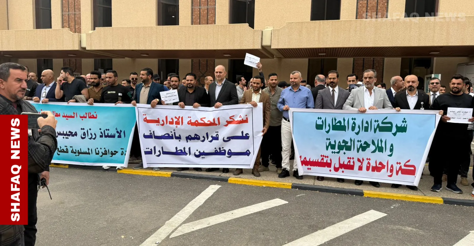 موظفو مطار البصرة يعتزمون الاضراب احتجاجاً على توقف المستحقات المالية (صور)