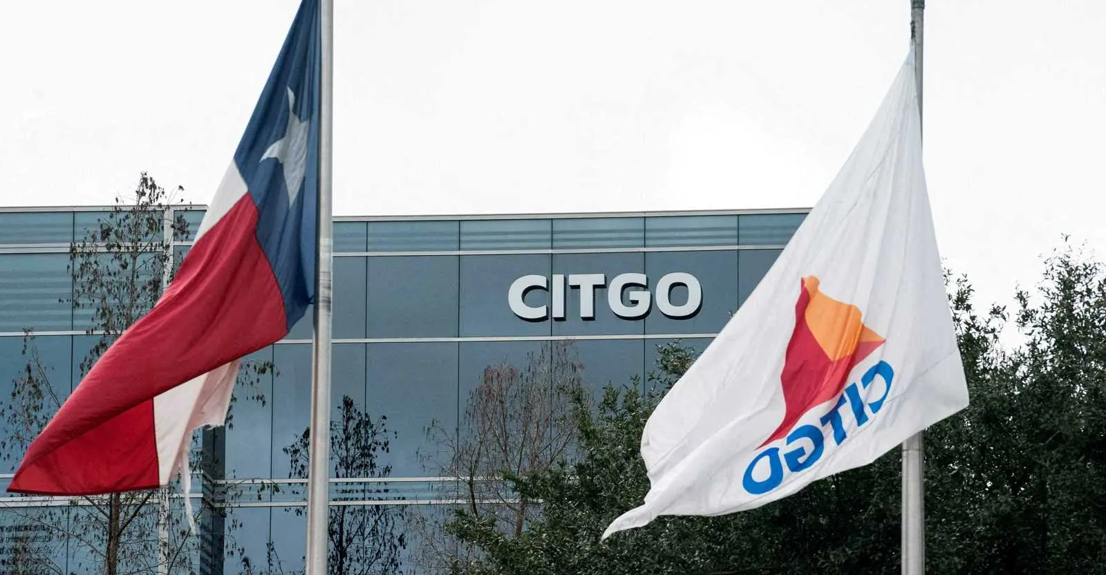 فنزويلا تندد بقرار أميركي لبيع إحدى شركاتها النفطية "قسراً"