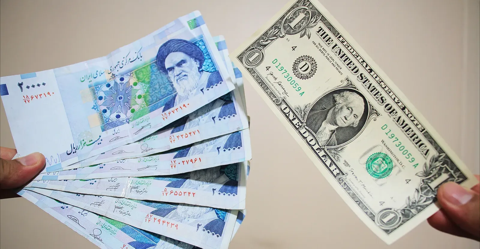 انهيار جديد للتومان.. الدولار يكسر حاجز 120 ألفاً