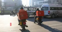 كركوك.. عامل "دليفري" يحرق دراجته احتجاجاً على محاولة مصادرتها (فيديو)