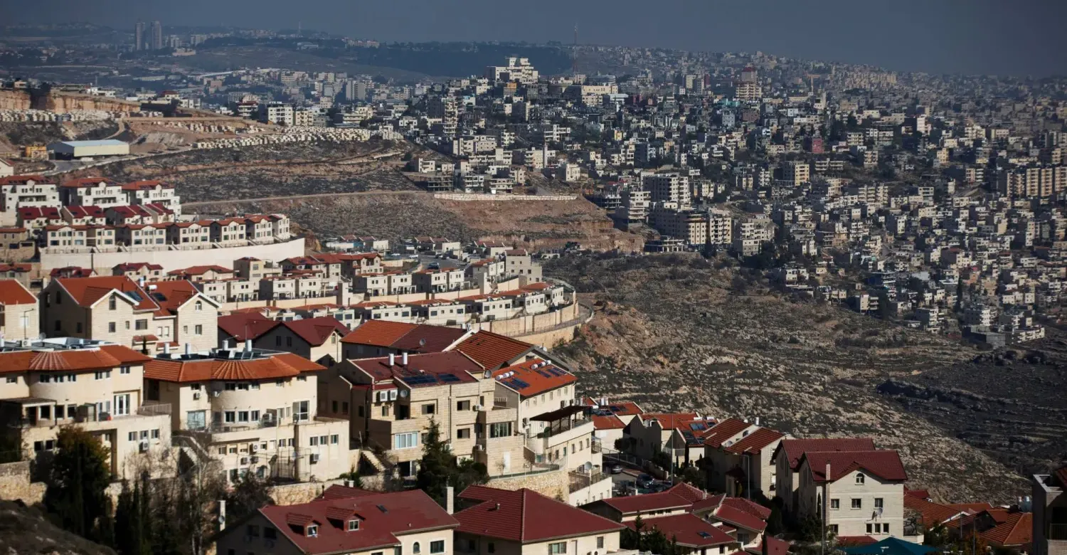 "يديعوت أحرونوت": نتنياهو يدعم خطة توسيع البؤر الاستيطانية في الضفة الغربية