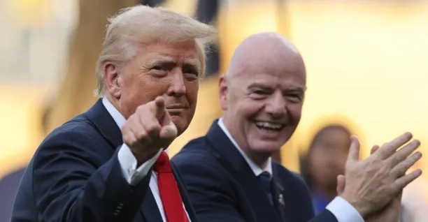 فيفا تمنح ترمب "جائزة خاصة" في حفل قرعة مونديال 2026