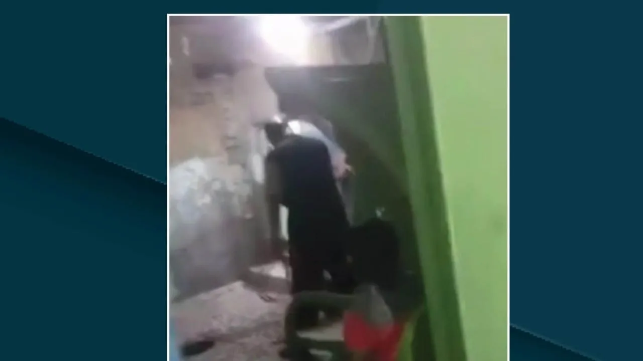 دەسگیرکردن باوگیگ شکەنجەی دویەتەی خوەی داگە لە زیقار