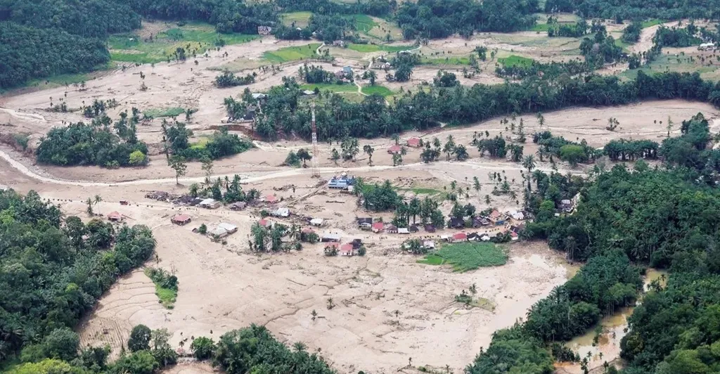 إندونيسيا.. 916 قتيلاً و274 مفقوداً في حصيلة جديدة للفيضانات