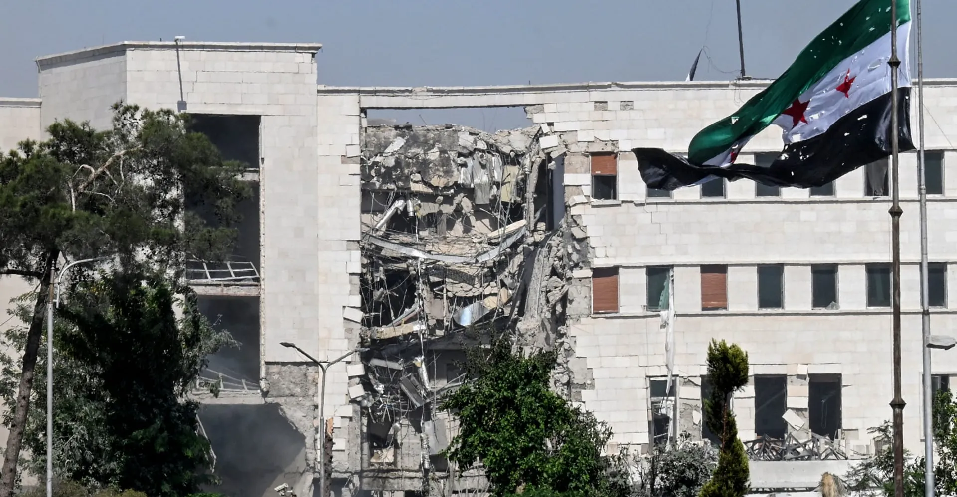 سوريا.. 813 ضربة و370 توغلاً إسرائيلياً منذ سقوط الأسد