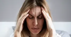 كيف يؤثر الغضب والشعور بالظلم على الألم لدى الإنسان؟