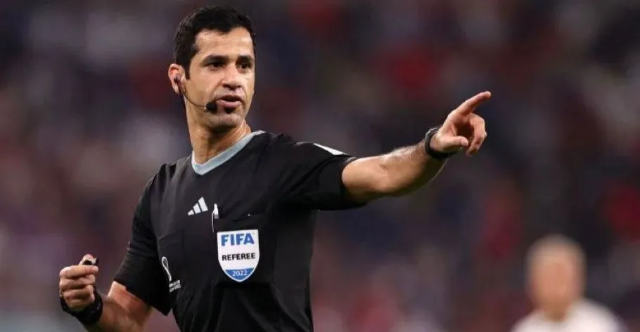 طاقم تحكيم قطري لقيادة مباراة العراق والجزائر