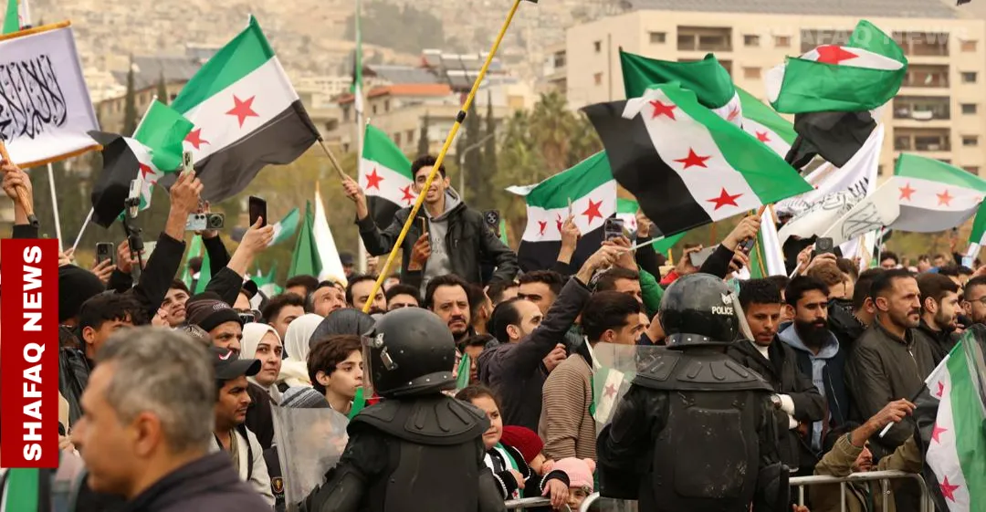 السوريون يحيون الذكرى الأولى لـ "تحرير البلاد" (صور وفيديوهات)