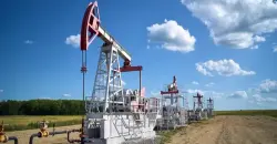 Crude weakens on Russia-Ukraine peace talks