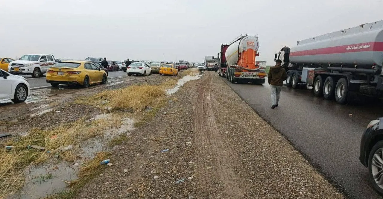 السيول تقطع عدداً من الطرق الرابطة بين المحافظات وإقليم كوردستان (فيديوهات)