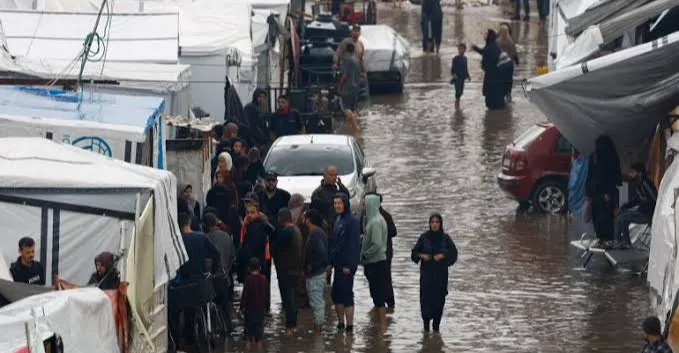 ماتوا من البرد وانهيار منازلهم.. وفاة 14 فلسطينياً بمنخفض جوي في غزة