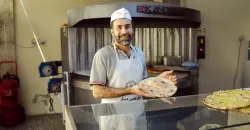 في دهوك.. مخبز صغير يصنع مستقبلاً كبيراً لنازحين من سنجار