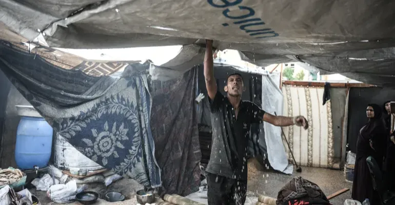 غزة.. السيول تجرف 20 ألف خيمة ومليون نازح بلا مأوى