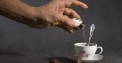 خبراء صحة يحذرون من "ترند" إضافة الملح إلى القهوة
