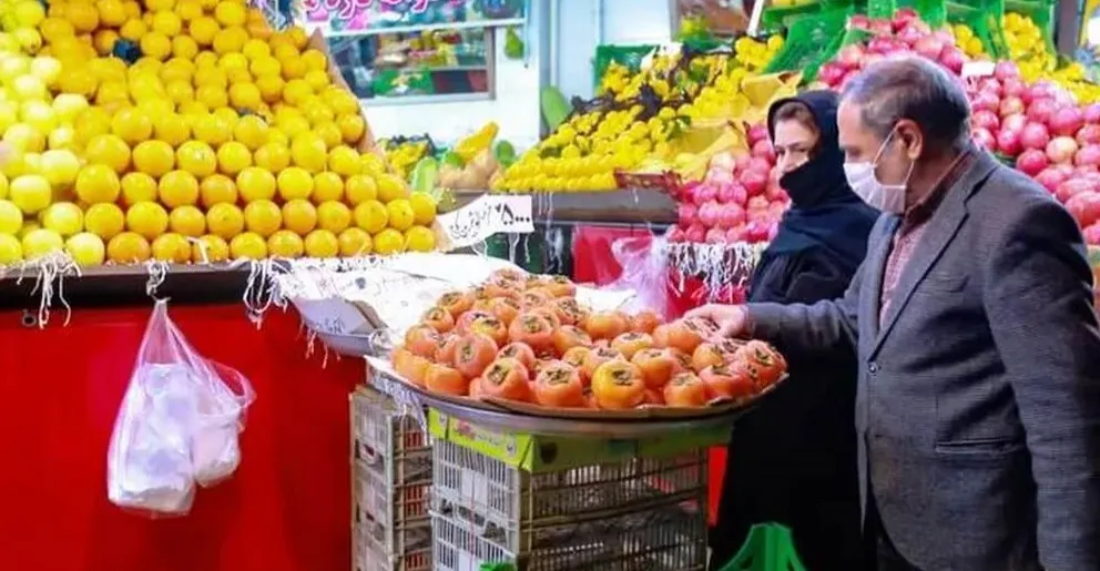إيران.. ارتفاع الأسعار يبعد الفواكه ومشتقات الألبان عن موائد العمال