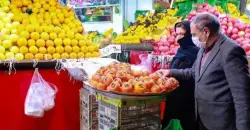 إيران.. ارتفاع الأسعار يبعد الفواكه ومشتقات الألبان عن موائد العمال