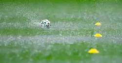 تأجيل الشوط الثاني من مباراة السعودية والإمارات بسبب "غرق الملعب"