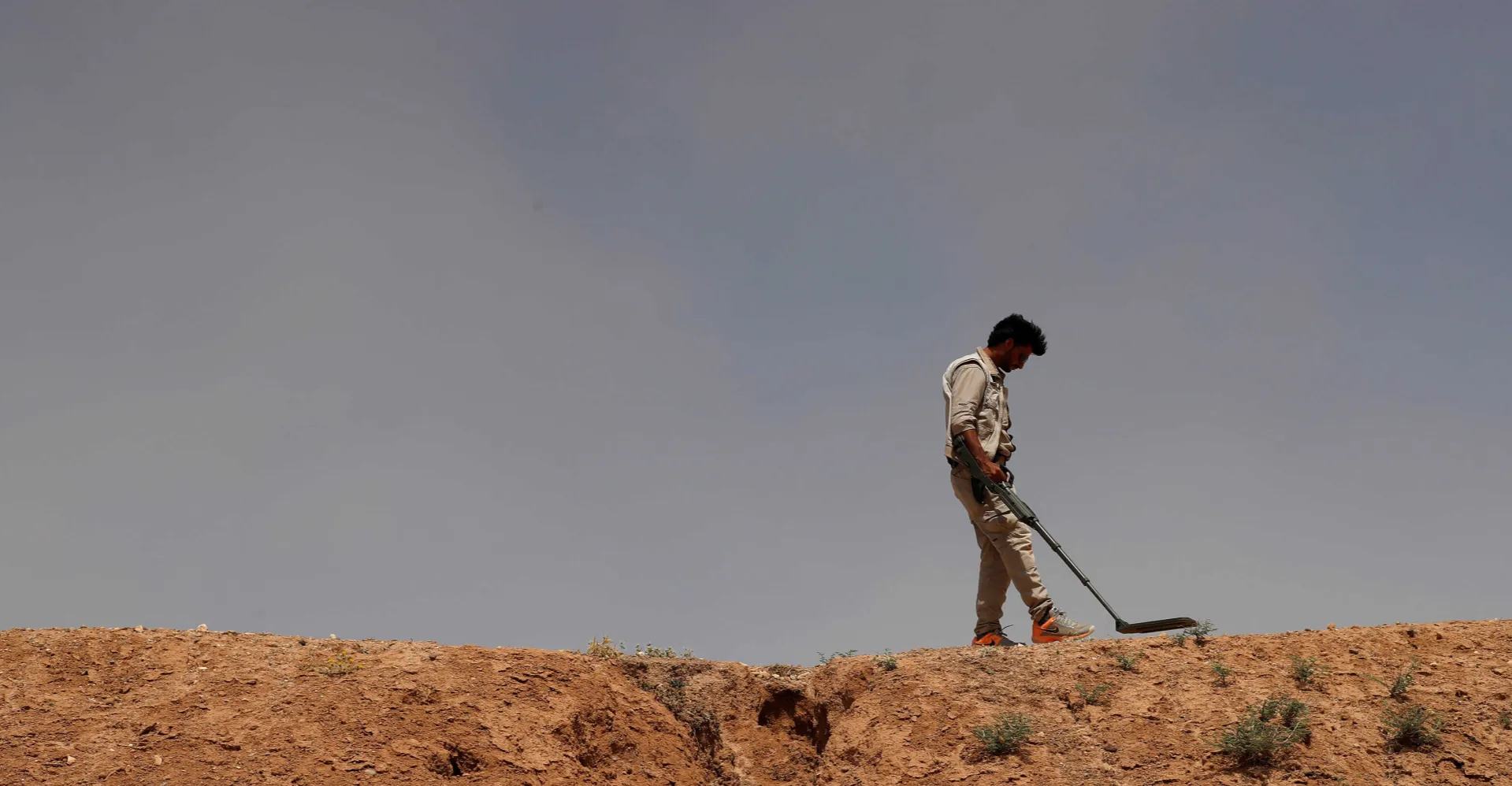 العراق.. سيول الأمطار تُخرج من الأرض خطراً دُفن منذ الحرب مع إيران وداعش