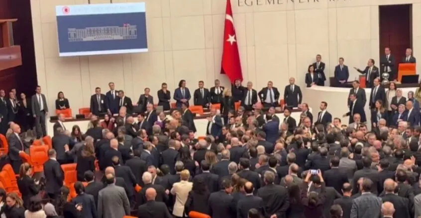 اشتباكات عنيفة في البرلمان التركي أثناء التصويت على موازنة 2026 (فيديو)