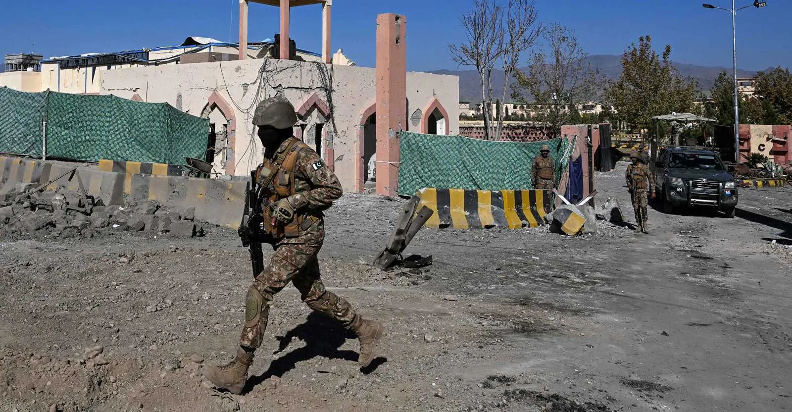 مقتل 13 شرطياً ومسلحاً بهجوم وعملية أمنية شمال غربي باكستان