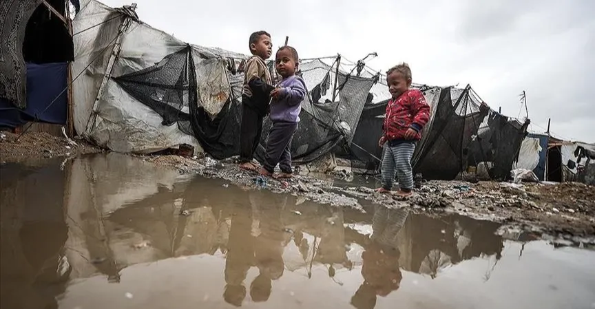 آلاف الفلسطينيين بلا مأوى بعد تمزق خيامهم بفعل الأمطار الغزيرة