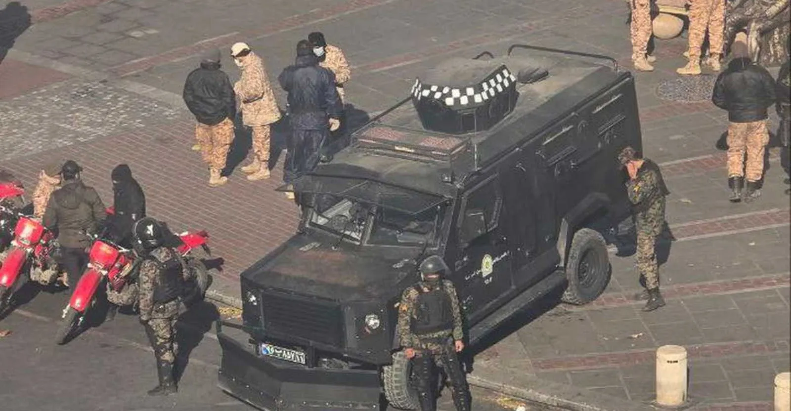 کوشیان یەکیگ لە خوەینشاندەرەیل لە ئیران