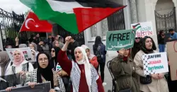 الآلاف يغلقون جسر غالاطة في اسطنبول تضامناً مع فلسطين (فيديو)