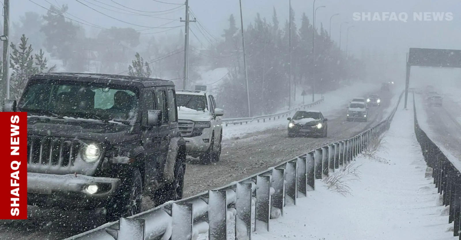 وصلت إلى ارتفاع متر بمعبر "زرزير" .. الثلوج تشل الحركة في دهوك (صور)