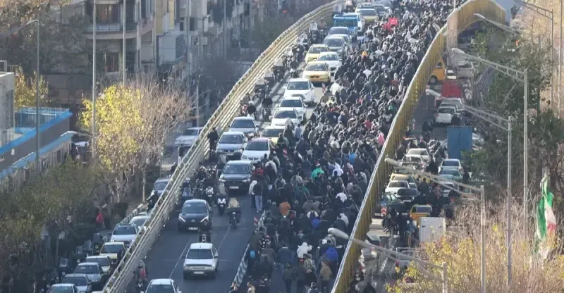 في أوسع احتجاجات منذ ثلاث سنوات.. قتلى وهجمات على الأمن في إيران