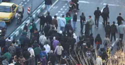 الاحتجاجات تتسع في إيران وتحذيرات من "انتفاضة مسلحة"