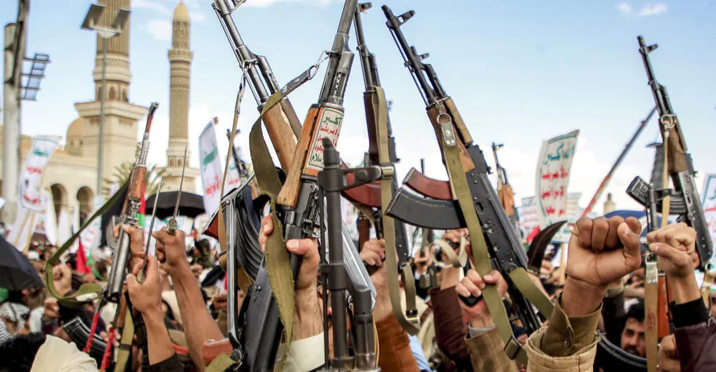 خاص.. قيادي حوثي: صنعاء تترقب بحذر معركة فاصلة