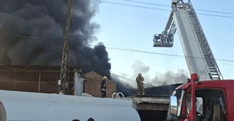 إخماد حريق أتى على معمل ومخزن للمواد البلاستيكية في الكاظمية ببغداد