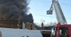 إخماد حريق أتى على معمل ومخزن للمواد البلاستيكية في الكاظمية ببغداد