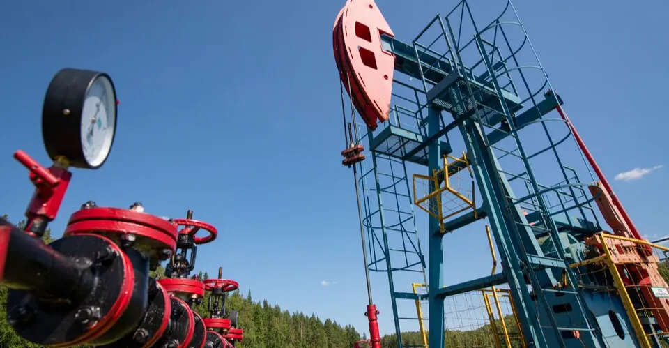 النفط يرتفع وسط ترقّب اضطرابات فنزويلا ووفرة الإمدادات