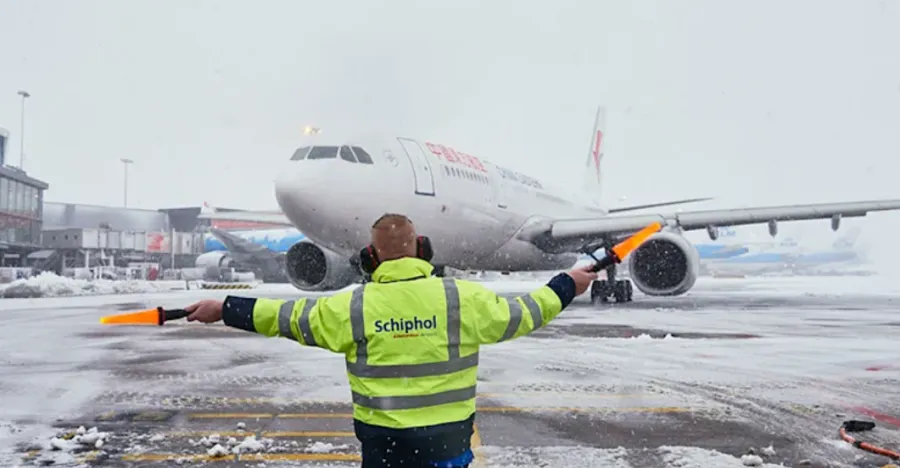 تعطل حركة السفر براً وجواً في ثلاث دول أوروبية