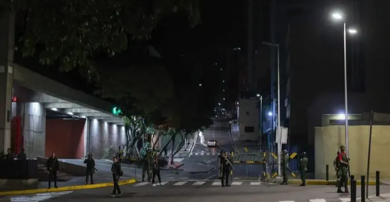 ‏تەقەکردن لە نزیک کۆشک سەرۆکایەتی لە کاراکاس دویای ئیسفاکردن  درۆن نەناسریایگ