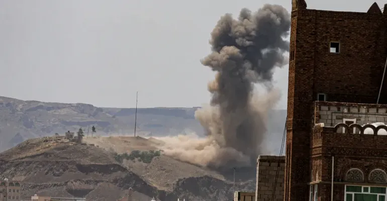 السعودية تشن ضربات جوية على اليمن