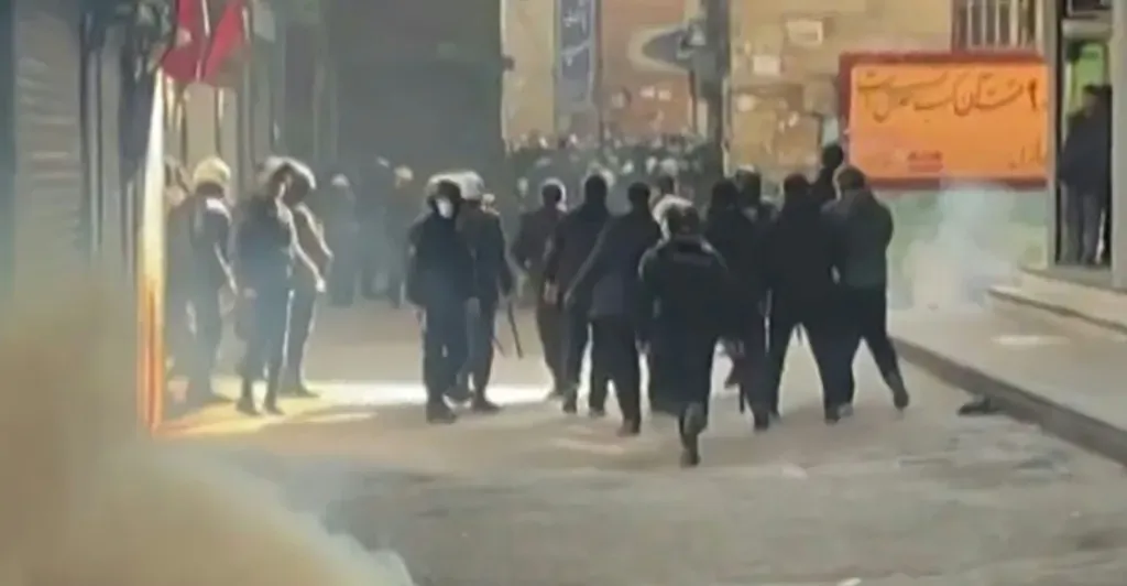 قتل المتظاهرين في إيران.. بيان فرنسي بريطاني ألماني يطالب طهران بضبط النفس