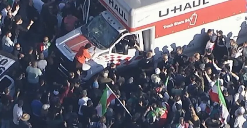 شاحنة تدهس متظاهرين ضد "النظام الإيراني" في لوس أنجلوس (فيديو)