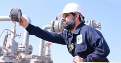 Oil edges higher on Iran supply risks