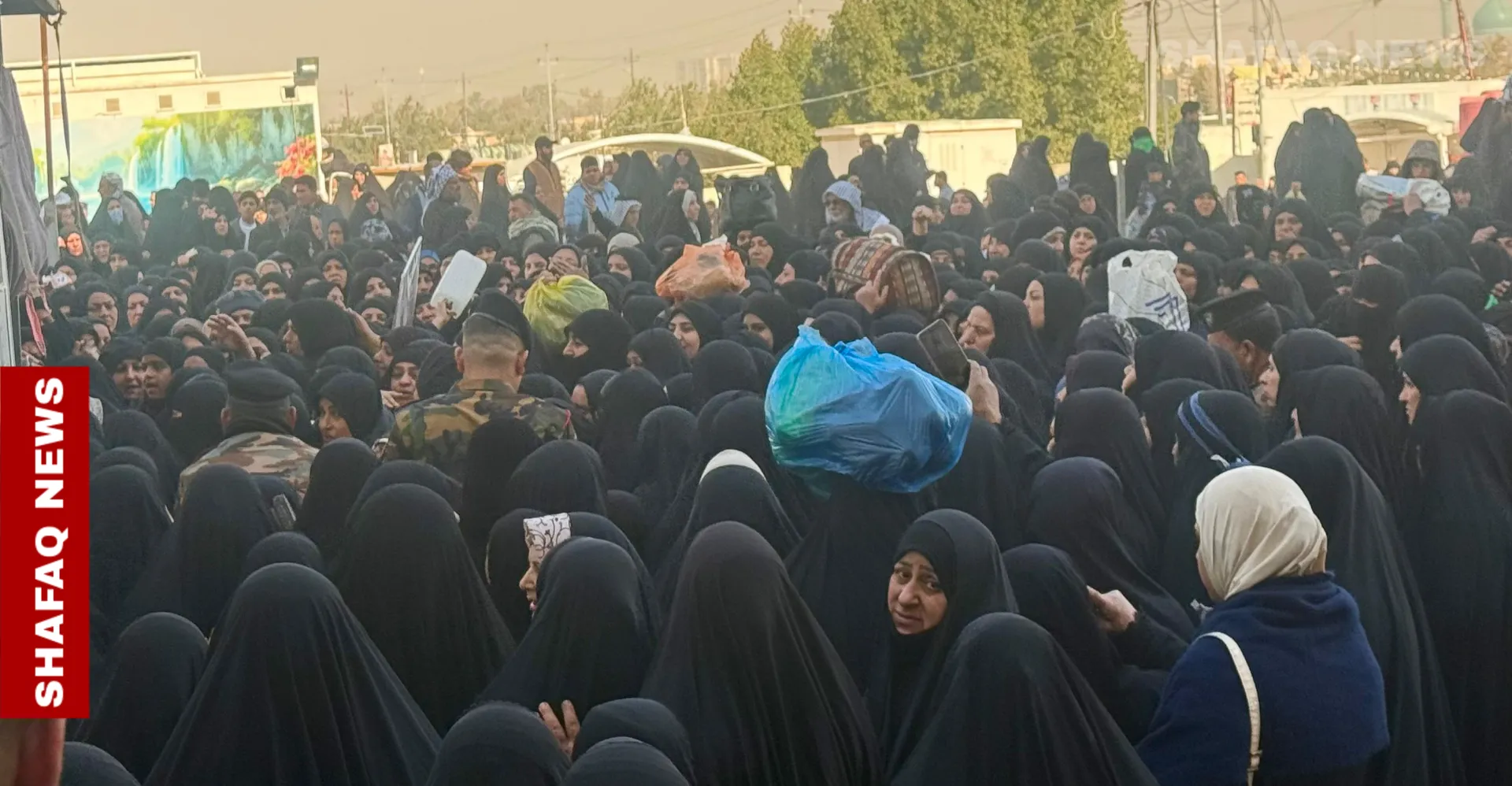 النجف.. "وادي السلام" يزدحم بذوي الموتى في يوم إحياء المبعث النبوي (صور)