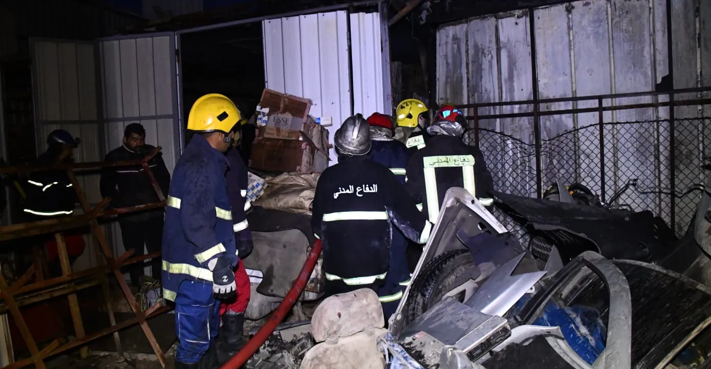 إخماد حريق بمخزن للأدوات الاحتياطية في الشيخ عمر ببغداد