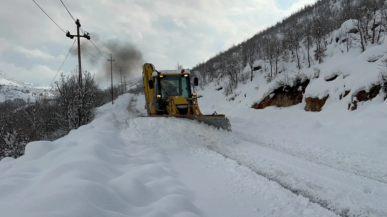 الثلوج تغطي دهوك والفرق المختصة تفتح أغلب طرق الجبال والقرى