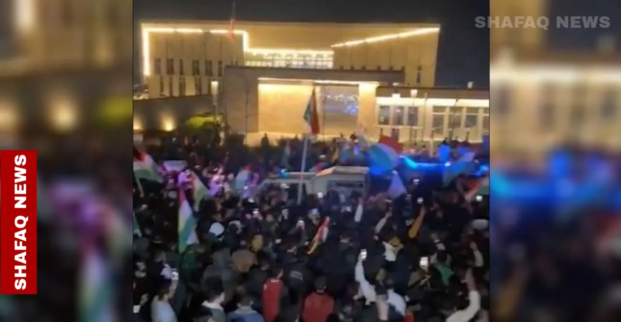 مع تصاعد الاشتباكات وتعثر التفاهمات.. كورد سوريا يحتجون أمام القنصلية الأميركية في أربيل
