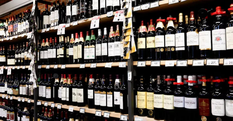 ترمب يهدد فرنسا برسوم 200% على النبيذ لدفع ماكرون للانضمام لـ"مجلس السلام"