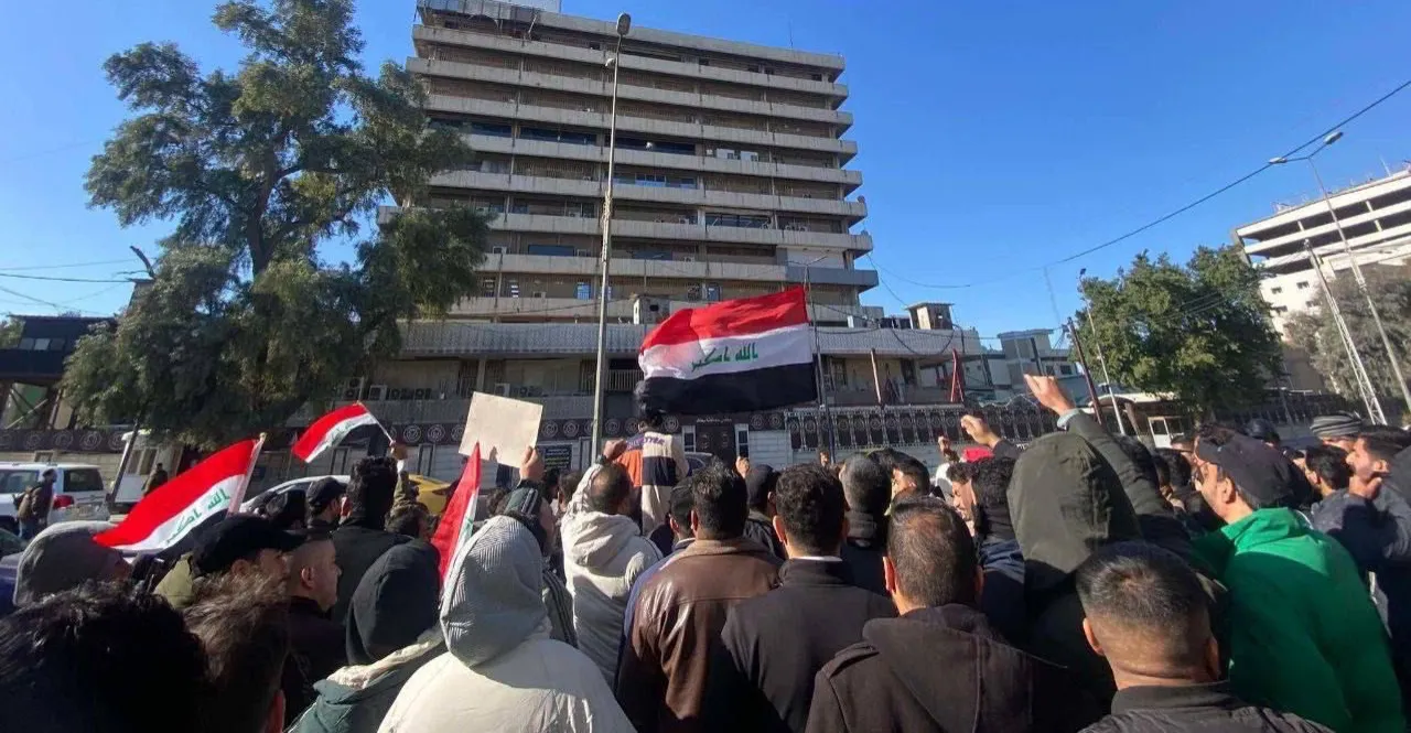احتجاجاً على قرعة عقود محافظة بغداد.. تظاهرات غاضبة في العاصمة