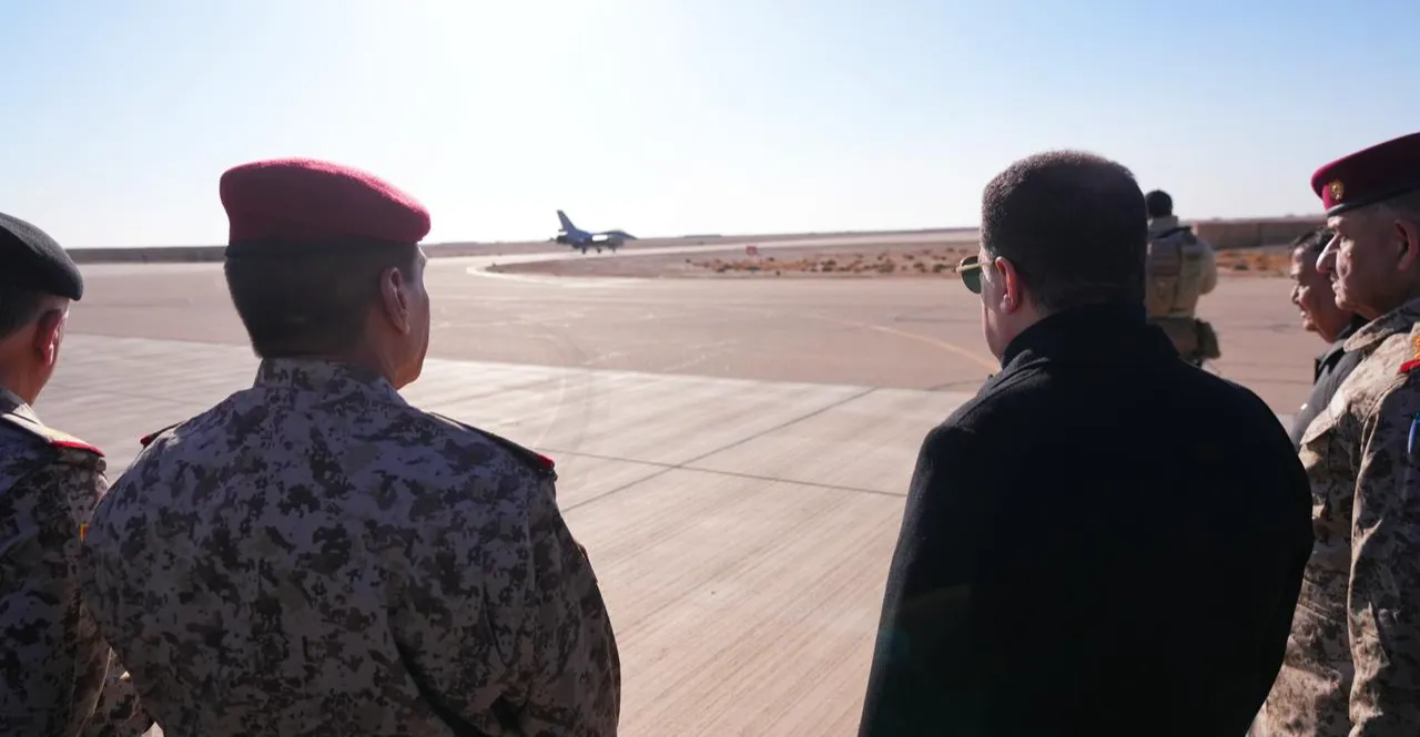 السوداني يصل عين الأسد ويرأس اجتماعاً أمنياً على الحدود السورية