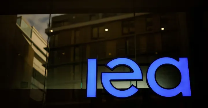 الطاقة الدولية تتوقع ارتفاع الطلب العالمي على النفط في 2026