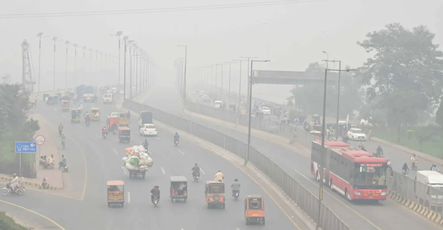 تسبب بوفاة نحو ربع مليون شخص.. الباكستانيون يواجهون تلوّث الهواء بجهود ذاتية